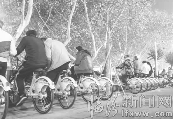 临汾怪象:公共自行车咋就成了一些人的“座椅”