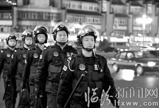 图为市公安局直属分局民警在市区巡逻