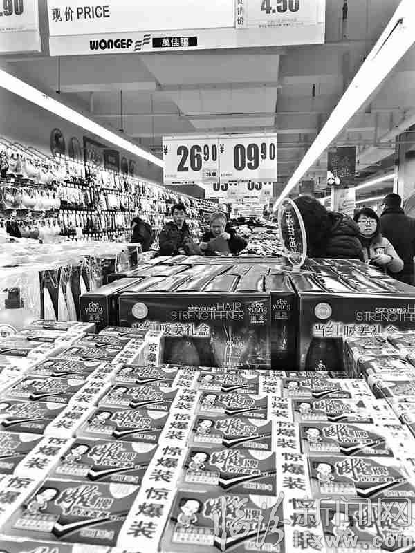 超市商品琳琅满目,消费者挑选热情高。