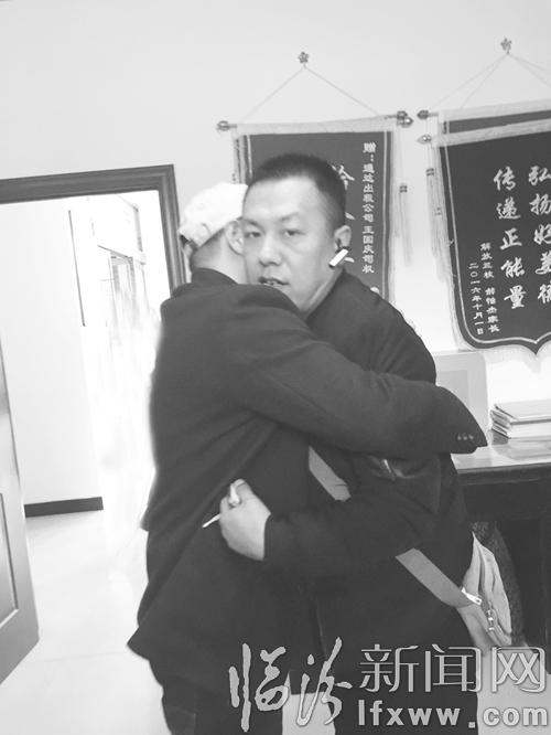 突发事故亲人受伤 生死之间的哥急救