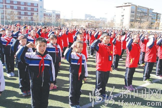 集体宣誓争做环保小卫士