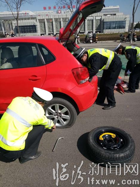 临汾:交警帮“我”换轮胎