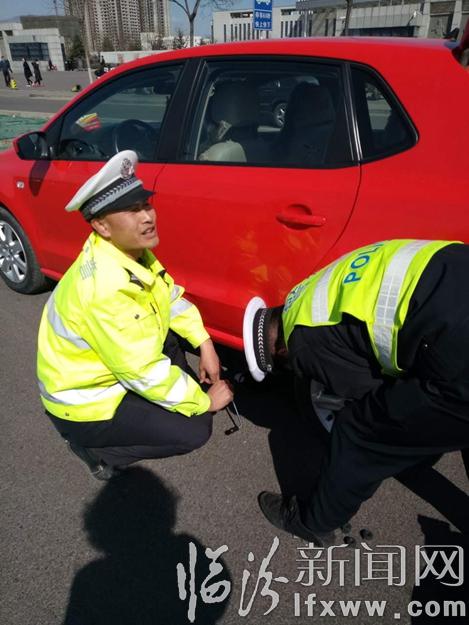 临汾:交警帮“我”换轮胎