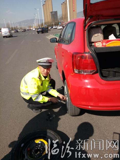临汾:交警帮“我”换轮胎