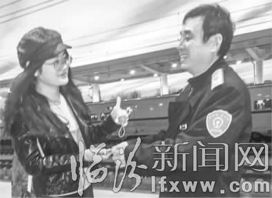 临汾西站:女孩的手机掉进铁轨后.............