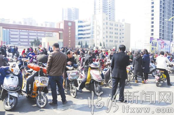 临汾市民:接送孩子应文明 你做到了吗?