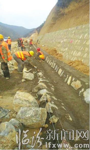 K7+160——K7+220段(南岭村岭后段)石砌边沟施工