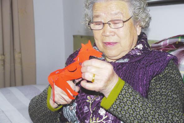 洪洞万安姑娘李福娥:巧手剪出连环画巨著