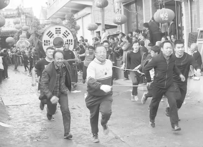 西安花甲老人襄汾“玩”起跑鼓车