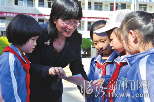 市疾控中心主任张重辉走进校园发放宣传资料。