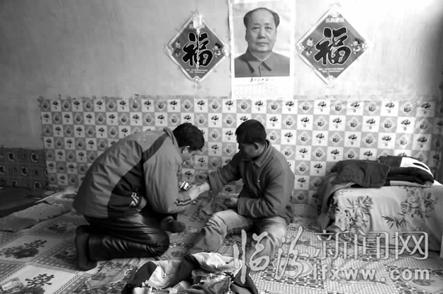 贺星龙上门为患者扎针。