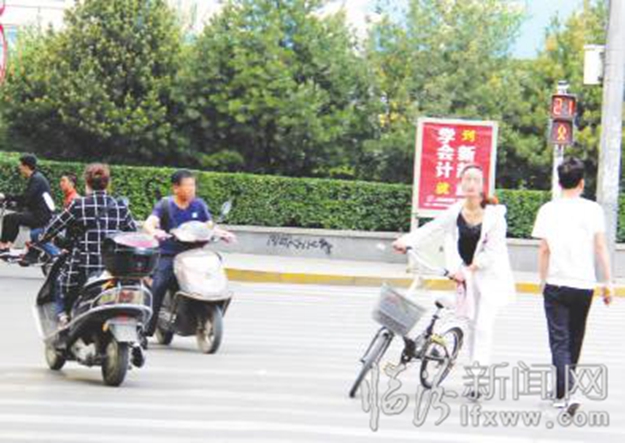 解放路迎春街口:对红灯视而不见