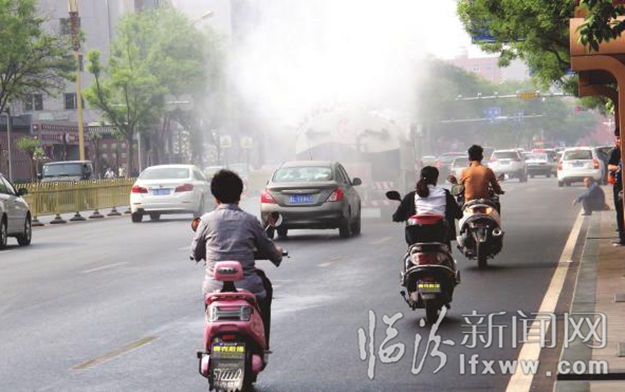 鼓楼北大街:宁跟在洒水车后淋雨,也不走自己的道儿