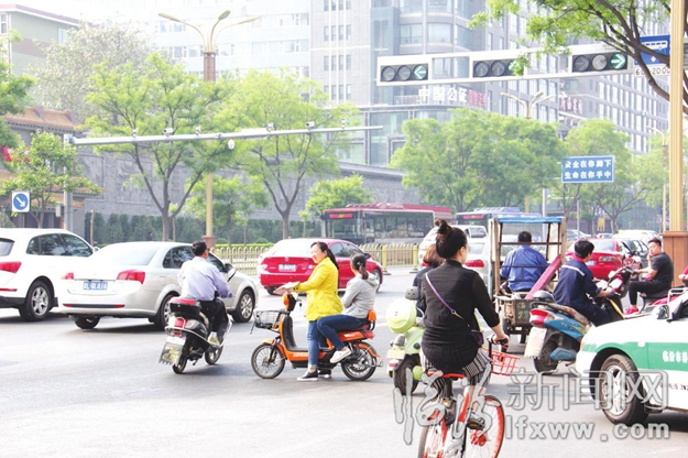 鼓楼北大街古城路口:电动车闯红灯