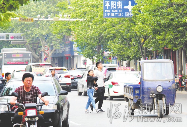 迎春中街:管它车水马龙,我自闲庭信步