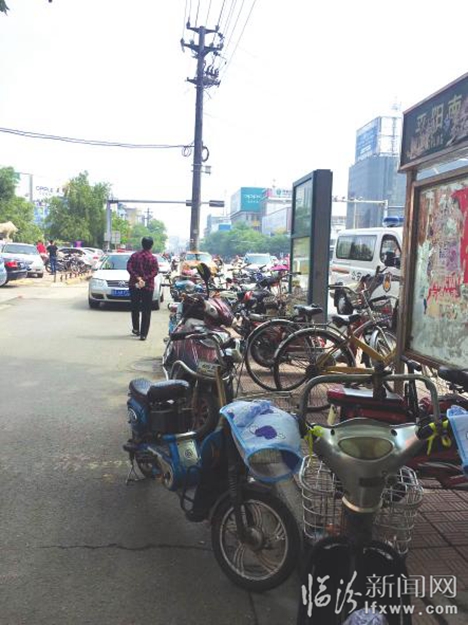 尧都区:闹市十字口乱停车 添堵!