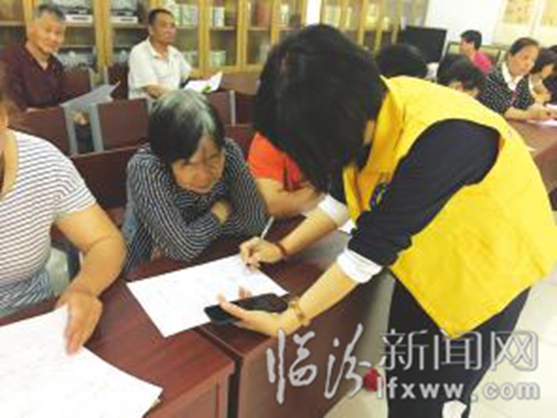 临汾:社工志愿者 扶贫济困暖人心