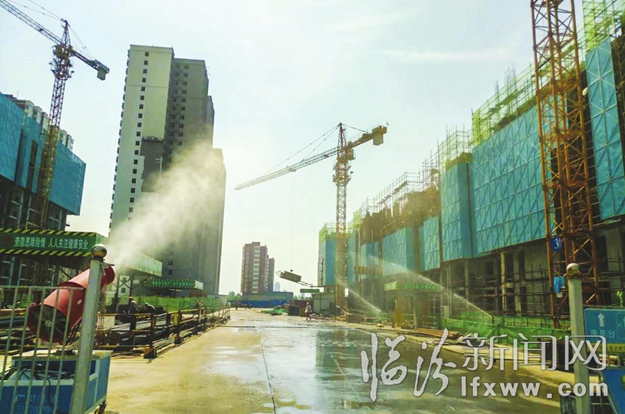 5月19日,记者走访了金域王府施工项目部、漪汾花园公租房项目部等工地,一探施工方所采取的环保措施。记者了解到,洗车台、雾炮机、在线环保监控系统等新型环保设施设备,逐渐成为我市各个建筑工地的“标配”。 记者苏亚兵摄