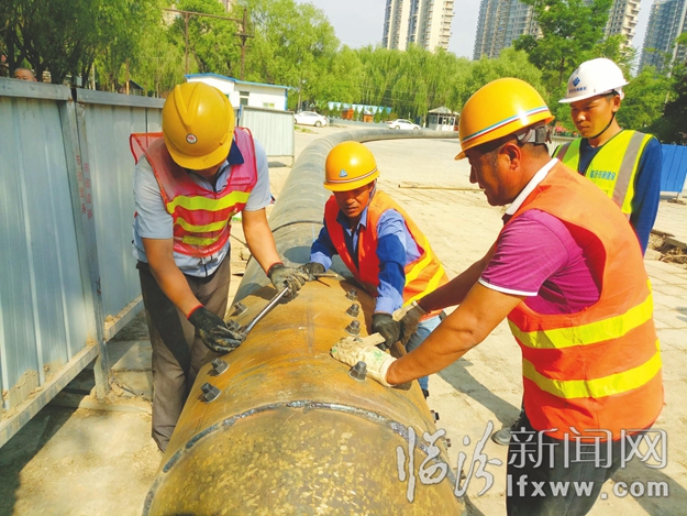 5月19日,记者走进汾河西岸生活污水排污口施工现场,在工地上,一条长约72米、直径一米的排污管道牵引头正在安装。 记者苏亚兵摄