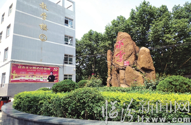 求索石,记录着一所学校漫漫求索的痕迹。