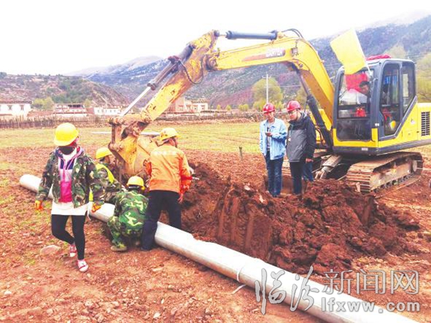 柴赟(右一)在施工现场检查
