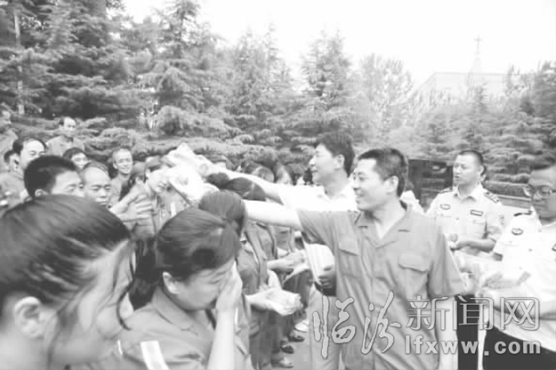 临汾:全国劳模心系环卫 炎炎夏日送来清凉