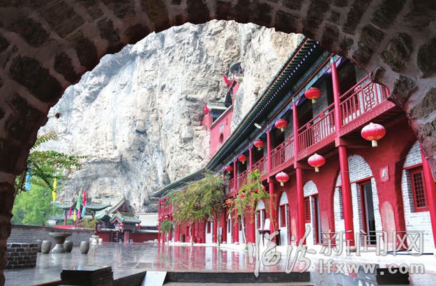 图①为靠山廊一瞥。