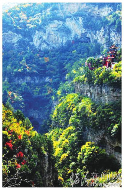 图③为古建筑群美景。