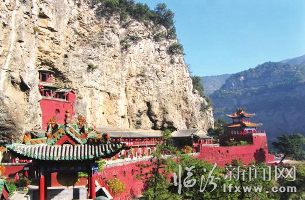 图③为古建筑群美景。