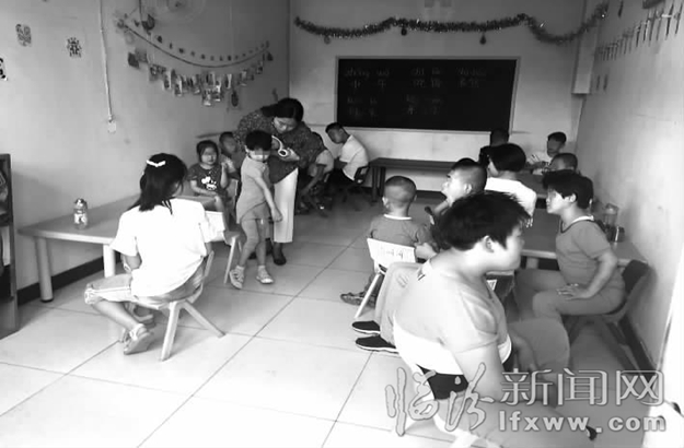 老师一遍遍教孩子们读书识字。