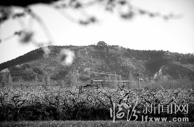 远眺绵山之顶洁侯祠