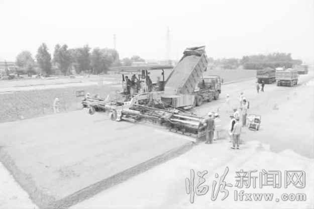 长临高速LM1工区摊铺现场