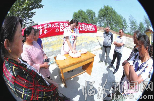 专家进行心肺复苏急救培训活动,给予现场科学指导和心肺复苏自救技能传授。