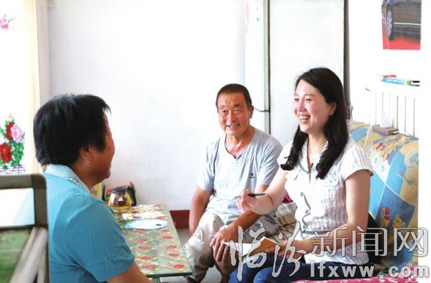 贫困户张巧花,在袁美丽的多方协调下,去年给她家争取了危房改造资金,她激动地说,袁书记看到我们土窑洞,年久失修,也不安全,给俺家争取资金才住上新房,俺还种了辣椒和大葱,日子一天比一天好,感谢袁书记!”