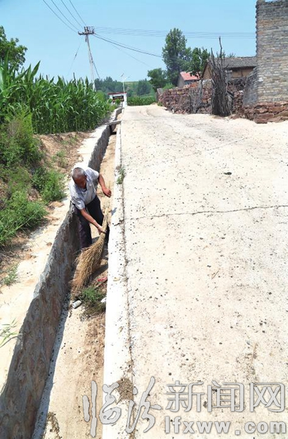 贫困户刘世有义务清扫排洪渠,他感慨地说:“这排洪渠的建设,修到了咱农民的心坎上,这下好了,以后再也不怕下雨天儿了,解决了村民出入、洪水淹家的状况。”