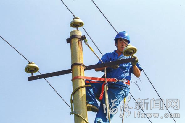 高温下 最美临汾电力工人