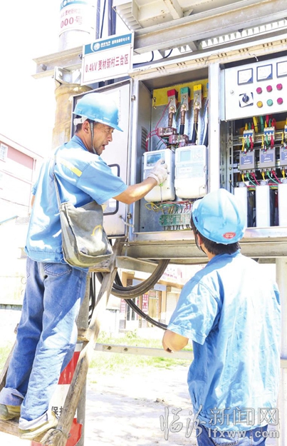 高温下 最美临汾电力工人