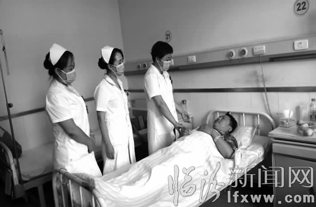 高宏琴(左三)在了解患者病情。