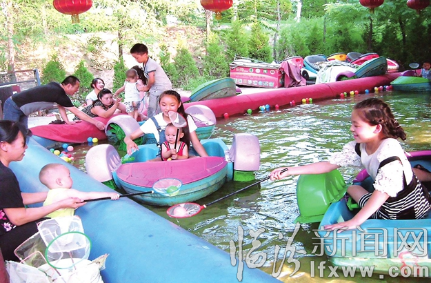 放假了,孩子们在家长带领下来到滨河游乐园放松嬉戏。