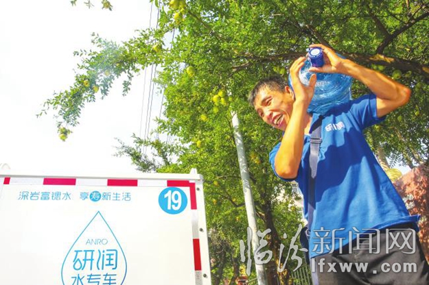 临汾:高温下,穿梭在城市里的送水小哥