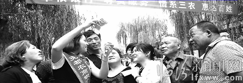 尧都农商银行建立普惠金融长效机制,通过“访客户、送服务、促发展”为客户普及金融知识,提供金融服务。