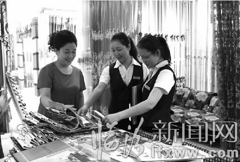 尧都农商银行遵循“到户调查、眼见为实”的原则,为商户上门服务,现场办贷。