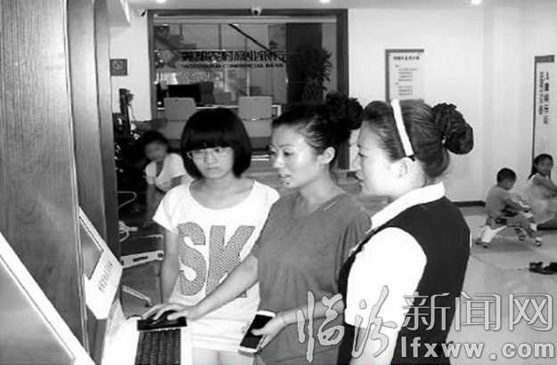 建设社区金融服务站,打造百姓身边的“贴心银行”。