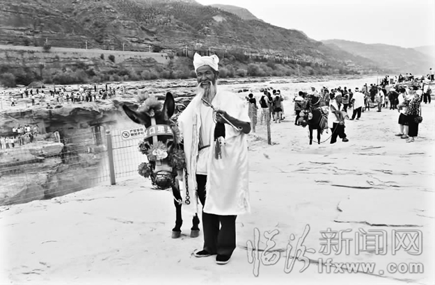 张国保老汉和他的小毛驴。