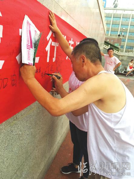 山西师大:关爱弱势儿童 “红鼻子”在行动