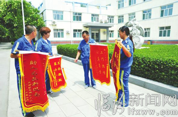 120封感谢信6面锦旗“空降”临汾环卫局