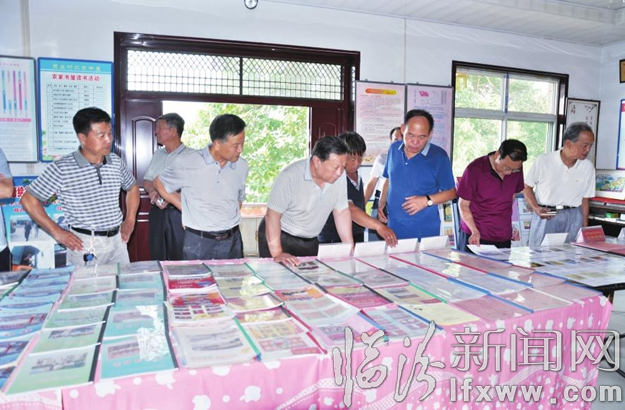 襄汾县关工委一班人在邓庄镇调研工作,并查阅相关资料。资料图