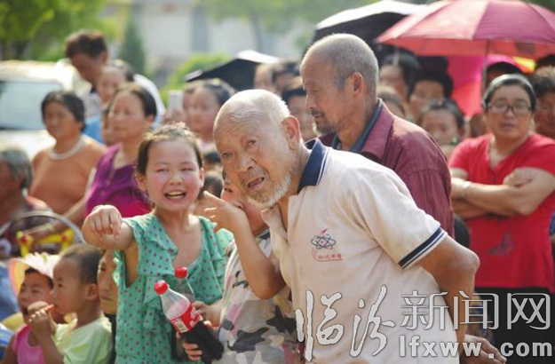 山西华晋舞剧团送戏下乡 荀子故里一片欢声笑语