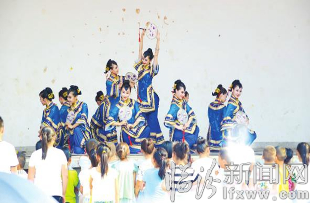 山西华晋舞剧团送戏下乡 荀子故里一片欢声笑语