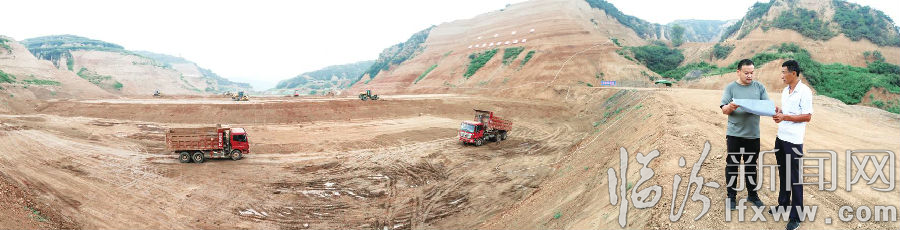 北掌水库为中部引黄工程,位于汾西县对竹镇北掌村南掌河,工程建成后,可为汾西县解决农业灌溉问题。图为蔡源龙与村委主任李耀红查看北掌水库的工程进度。